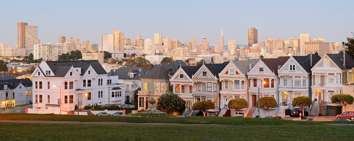 The Painted Ladies Victorian houses at Alamo Square with the San Francisco skyline behind