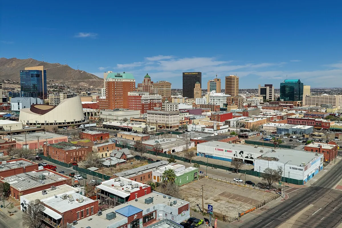 Downtown El Paso, Texas with the Wells Fargo tower and the Franklin Mountains behind